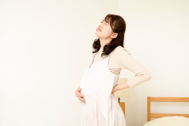 妊娠してお腹が大きくなり腰痛に悩まされている女性