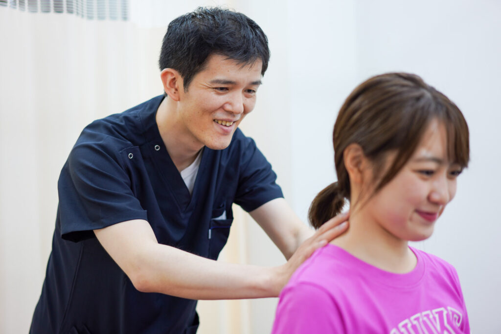 肩こりが辛い女性が肩こり整体施術を受けている風景