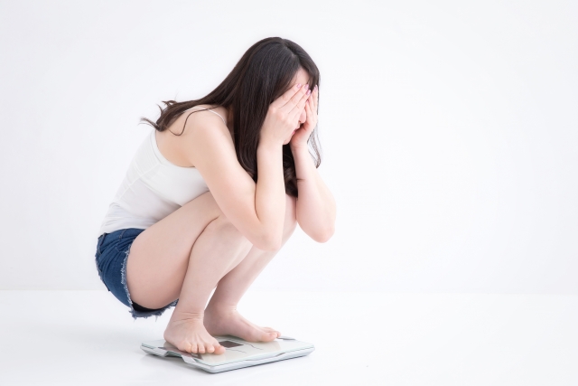 板橋区ときわ台在住の体重計に乗る太った女性